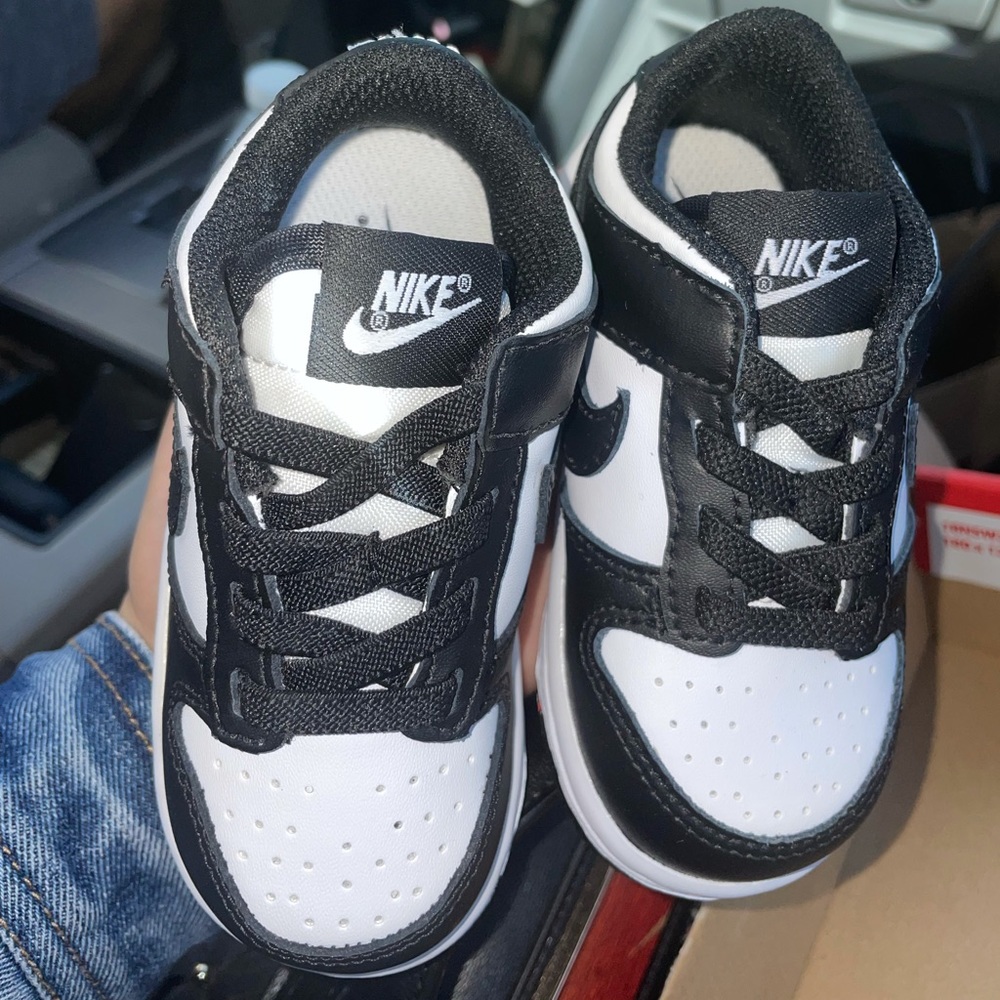 BLACK & WHITE NIKE DUNK LOW